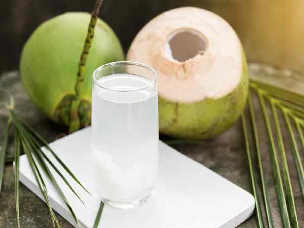 Uống gì cho mát gan đẹp da? Uống nước dừa làm mát cơ thể
