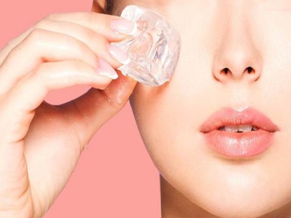 se khít lỗ chân lông bằng đá lạnh