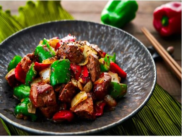 Hoàn thiện món bò lúc lắc