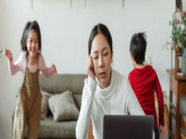 Thách thức của việc phụ nữ nghỉ việc ở nhà trông con