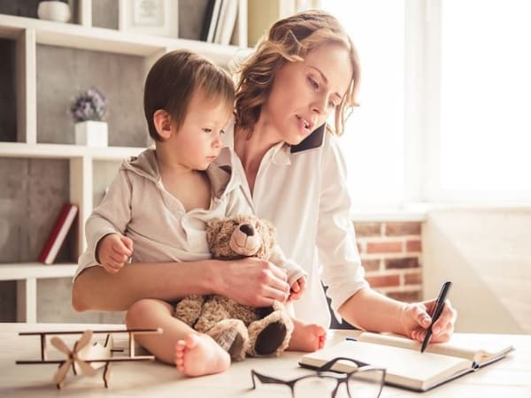 Lợi ích của việc phụ nữ nghỉ việc ở nhà chăm con
