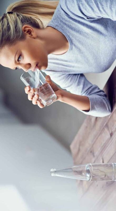 – Uống nước có nhiệt độ phòng hoặc nước ấm