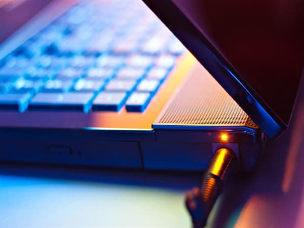 Những điều cần lưu ý khi vừa sạc vừa dùng Laptop