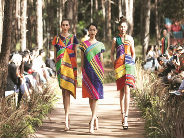 Váy họa tiết thổ cẩm