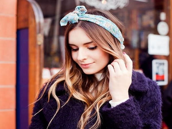 Cách buộc tóc bằng khăn lụa kiểu quấn băng đô
